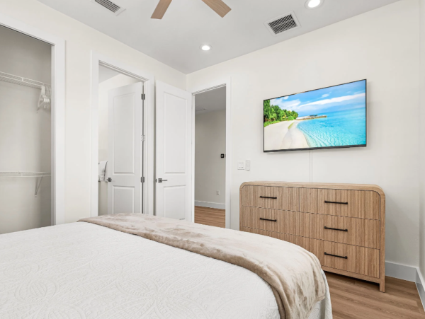 Fort Myers Beach Luxury Canal-Front Rental - 5 King Suites & Private Pool